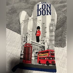 London Themed Oven Mitt